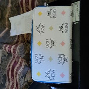 Mcm Hp  limited edition  white color edition  collection large wallet